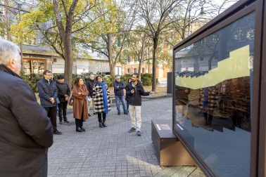 Fotos de la exposición al aire libre ‘Otros mundos’, en el Paseo de Sarasate de Pamplona.