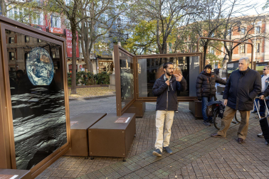 Fotos de la exposición al aire libre ‘Otros mundos’, en el Paseo de Sarasate de Pamplona.