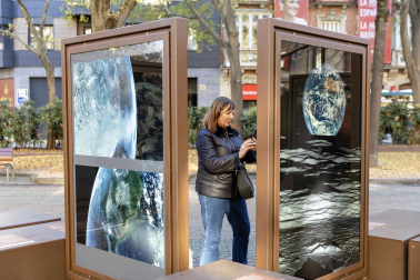 Fotos de la exposición al aire libre ‘Otros mundos’, en el Paseo de Sarasate de Pamplona.