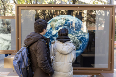 Fotos de la exposición al aire libre ‘Otros mundos’, en el Paseo de Sarasate de Pamplona.