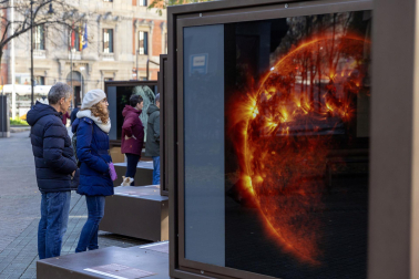 Fotos de la exposición al aire libre ‘Otros mundos’, en el Paseo de Sarasate de Pamplona.