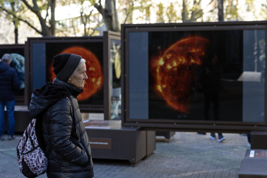 Fotos de la exposición al aire libre ‘Otros mundos’, en el Paseo de Sarasate de Pamplona.
