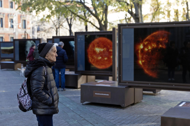 Fotos de la exposición al aire libre ‘Otros mundos’, en el Paseo de Sarasate de Pamplona.