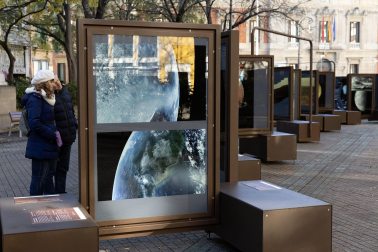 Fotos de la exposición al aire libre ‘Otros mundos’, en el Paseo de Sarasate de Pamplona.
