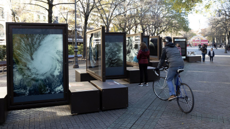 Fotos de la exposición al aire libre ‘Otros mundos’, en el Paseo de Sarasate de Pamplona.