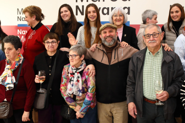 Parte de los voluntarios que han participado en el suplemento ‘Marca Navarra’ subieron al escenario para la foto de familia. Han sido casi cuarenta historias las recogidas con la solidaridad como nexo común y valor compartido por la sociedad foral./
