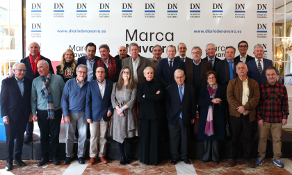 Detrás, de izda. a dcha. Ricardo López, Teresa Ferrer, Pedro Muneta, Víctor Manuel Arbeloa, Javier Blázquez, Gerardo Castillo, José Murugarren, Francisco Errasti, Álvaro Bañón, Emilio Huerta, José Ignacio Palacios, Manuel Pulido, Roberto Cabezas y Álvaro Miranda. Delante, de izda. a dcha. Miguel Sanz, Pedro Charro, Jesús Bodegas, Luis Landa, Ana Yerro, Chon Latienda, Jaime Ignacio del Burgo, Lucía Baquedano, Manuel Martorell y Javier Otazu./