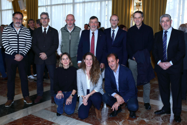 Arriba, de izquierda a derecha: Miguel Ruiz Marfany (Policía Judicial de Policía Foral), Carlos Moreno (jefe regional de operaciones de Policía  Nacional), José Antonio Gurrea (jefe de Tráfico de Policía Foral), Manuel Collado (jefe superior de Policía Nacional), José Miguel Barbero (coronel jefe de la Guardia Civil de Navarra), Eduardo Sáinz de Murieta (comisario responsable del Área de Investigación Criminal de Policía Foral) y Agustín Aznárez (responsable de Tráfico de Guardia Civil). Abajo, de izquierda a derecha: Helena Mora (inspectora de Policía Nacional), Helena Hernández (comandante de Guardia Civil) y Antonio Barbero (teniente coronel de Guardia Civil)./