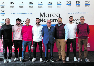 EL DEPORTE De izda. a dcha., José Luis Oreja (Osés Construcción), Ion Cerviño (Osasuna Magna), José Ignacio Roldán (Federación Navarra de Baloncesto), Dani Saldise (Osasuna Magna), Luis Sabalza (Osasuna), Iván Rubio (Club Hielo Huarte), Asier Llamas (Osasuna Magna) y Elías Arraiza (Club Hielo Huarte)./