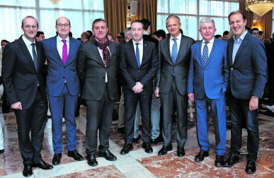 Desde la izquierda, José Miguel Barbero (coronel jefe de la Guardia Civil de Navarra), Carlos Fernández Valdivielso (secretario general de CEN), Patxi Pérez (presidente de la Asociación de Periodistas de Navarra), Ramón Gonzalo (rector de la UPNA), Manuel Piquer (presidente de CEN), Álvaro Miranda (exvicepresidente del Gobierno) y Antonio Barbero (teniente coronel de Guardia Civil)./