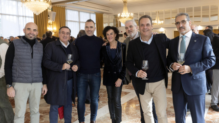 LA EMPRESA Desde la izquierda, Fernando Laguna (Tasubinsa), Iñaki Oñatevía (Bodegas Chivite), Héctor Barbarin (CNTA), Cristina Lecumberri (Congelados de Navarra), Tito Navarro (business events en Diario de Navarra), Luis Ruiz (DN Seguros) y Juan Carlos Equiza (presidente de ATA)./