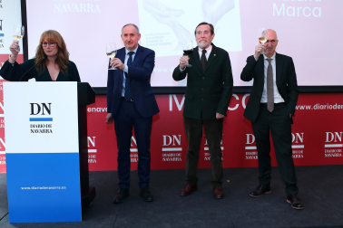 Belén Galindo, responsable de comunicación del grupo La Información, José Manuel Erro, director general del grupo, Luis Colina, presidente del consejo de administración y Miguel Ángel Riezu, director de Diario de Navarra, en el brindis de 'Marca Navarra'