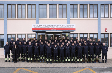 Fotos de la entrega de diplomas a la nueva promoción de bomberos de Navarra, integrada por 53 profesionales que acaban de finalizar el curso de ingreso básico.
