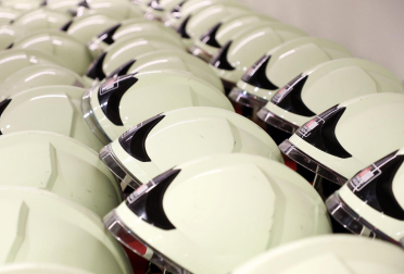 Fotos de la entrega de diplomas a la nueva promoción de bomberos de Navarra, integrada por 53 profesionales que acaban de finalizar el curso de ingreso básico.