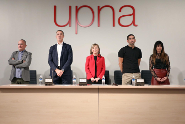 Fotos de la entrega de diplomas a la nueva promoción de bomberos de Navarra, integrada por 53 profesionales que acaban de finalizar el curso de ingreso básico.