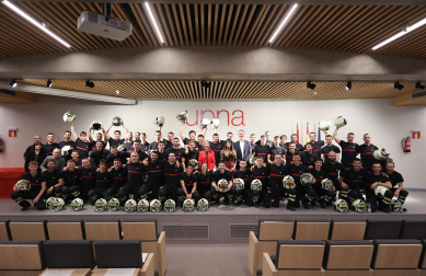 Fotos de la entrega de diplomas a la nueva promoción de bomberos de Navarra, integrada por 53 profesionales que acaban de finalizar el curso de ingreso básico.