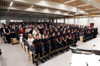 Fotos de la entrega de diplomas a la nueva promoción de bomberos de Navarra, integrada por 53 profesionales que acaban de finalizar el curso de ingreso básico.