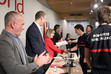 Fotos de la entrega de diplomas a la nueva promoción de bomberos de Navarra, integrada por 53 profesionales que acaban de finalizar el curso de ingreso básico.