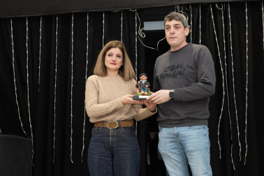Los hijos de Eduardo Caizán Ranedo, Edurne e Iker, con la figura de Olentzero que recibieron en el homenaje a su padre
