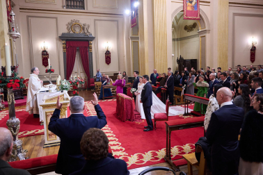 Fotos de la última boda del año en la Capilla de San Fermín.
