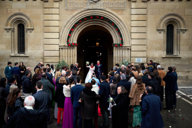 Fotos de la última boda del año en la Capilla de San Fermín.