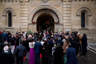 Fotos de la última boda del año en la Capilla de San Fermín.