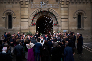 Fotos de la última boda del año en la Capilla de San Fermín.