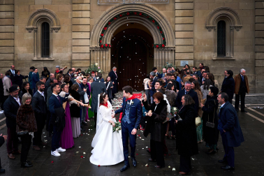 Fotos de la última boda del año en la Capilla de San Fermín.