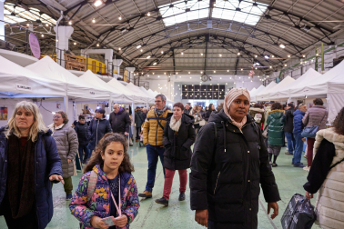 Miles de personas han visitado el mercado de artesanía.