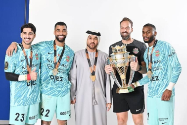 Almunia con jugadores del equipo