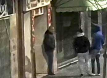 Foto de la agresión de dos jóvenes a un hombre en Tudela para robarle