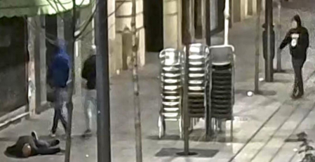 Foto de la agresión de dos jóvenes a un hombre en Tudela para robarle