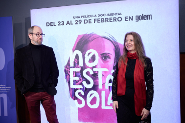Robert Bahar y Almudena Carracedo en la presentación de 'No estás sola' en Pamplona