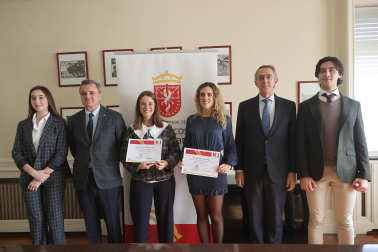 Izda a dcha: María Landecho (hija de Ignacio Landecho), Rafael Teijeira (presidente en funciones del Colegio de Médicos), Beatriz Echarte (premiada), Ruth Arias (premiada), Enrique Ordieres (presidente de Cinfa) e Ignacio Landecho (hijo del doctor Landecho)