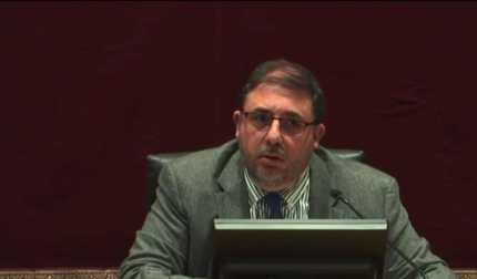 En el momento de la votación se ha constatado la ausencia de al menos un parlamentario, Carlos Guzmán, de Contigo Navarra. Ante la situación, el presidente del Parlamento, Unai Hualde, se ha mostrado dubitativo y no ha dado pie de inmediato al inicio de las votaciones y daba la sensación de que estaba ganando tiempo. En esos instantes de incertidumbre y espera, ha entrado en el hemiciclo a toda prisa Guzmán