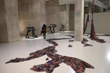 Fotos de la exposición en Baluarte de 8 proyectos del 'Programa de ayudas a las artes plásticas'./