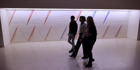 Fotos de la exposición en Baluarte de 8 proyectos del 'Programa de ayudas a las artes plásticas'./
