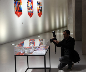 Fotos de la exposición en Baluarte de 8 proyectos del 'Programa de ayudas a las artes plásticas'./