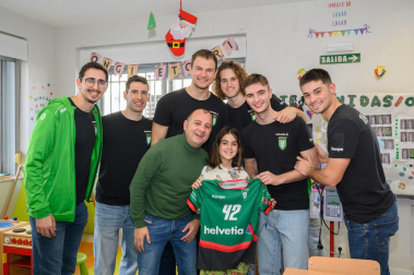 Fotos de la visita del Helvetia Anaitasuna al Hospital Universitario de Navarra./