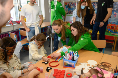 Fotos de la visita del Helvetia Anaitasuna al Hospital Universitario de Navarra./