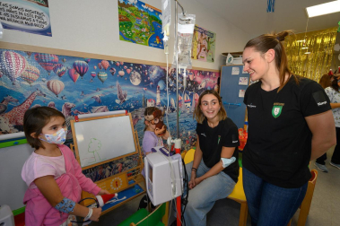 Fotos de la visita del Helvetia Anaitasuna al Hospital Universitario de Navarra./