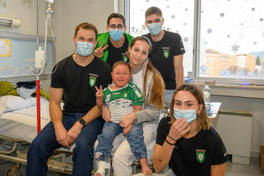 Fotos de la visita del Helvetia Anaitasuna al Hospital Universitario de Navarra./