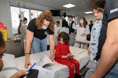 Fotos de la visita del Helvetia Anaitasuna al Hospital Universitario de Navarra./