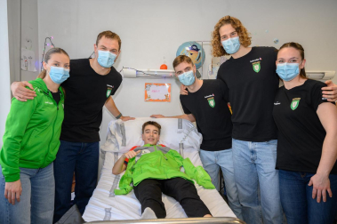 Fotos de la visita del Helvetia Anaitasuna al Hospital Universitario de Navarra./