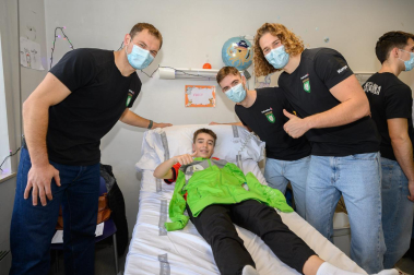 Fotos de la visita del Helvetia Anaitasuna al Hospital Universitario de Navarra./