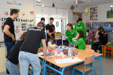 Fotos de la visita del Helvetia Anaitasuna al Hospital Universitario de Navarra./