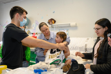 Fotos de la visita del Helvetia Anaitasuna al Hospital Universitario de Navarra./