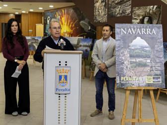 Virgilio Sagüés, patrono de la Fundación Diario de Navarra, flanqueado por Saioa Rolán, coordinadora de la revista, y Juan Carlos Castillo, alcalde de Peralta