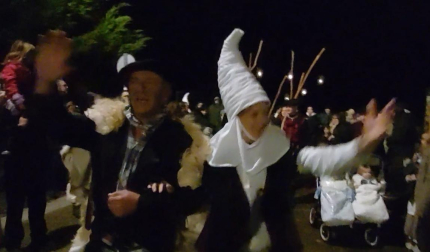 Olenzero y Mari Domingi bajaron del monte Ezkaba el 23 de diciembre por la noche arropados por los vecinos y vecinas de Berriosuso
