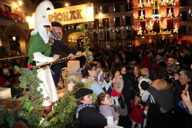 Olentzero y Mari Domingi volvieron a llenar de magia las calles de Tudela antes de la cena de Nochebuena